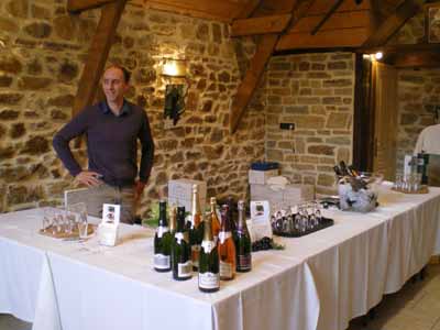 Olivier Grenier accueillant les clients du Champagne Fay Michel