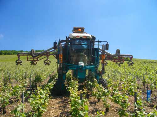 1er Traitement de la vigne en juin. Stéphane Fay est au commande