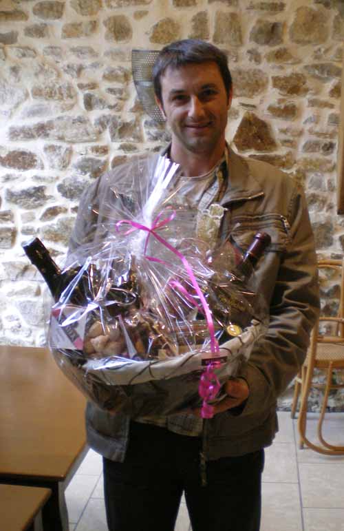 L'heureux gagnant du panier garni du Champagne Fay Michel